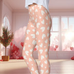 Leggings El día de San Valentín de patrones de corazón blan<br><div class="desc">Celebra el amor con comodidad y estilo con estas Leyendas El día de San Valentín del patrón del corazón blanco y de la melodía. Con sus suaves tonos melocotón y sus huellas en el corazón blanco, estas leggings son una forma bonita y sutil de expresar tu lado romántico. Perfecto para...</div>