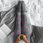 Leggings Elegantes Navidades de patrón floral de vacaciones<br><div class="desc">Elegantes Navidades rojos modernos y elegantes bonitos florales sobre Holiday. Plorido botánico con colores mudos,  verde rosa y rojo sobre un fondo azul oscuro. Incluyen pino botánico,  flores,  escarabajos,  hojas,  bayas y brotes. Obra de arte original de Caroline Bonne Müller</div>
