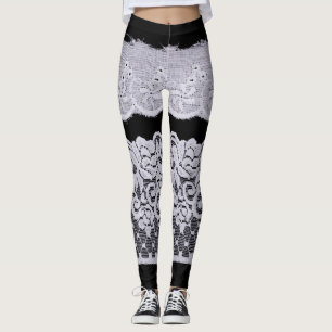 Leggings encaje blanco ornamental, fondo negro aislado.