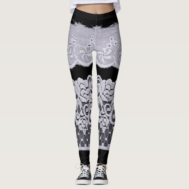 Leggings encaje blanco ornamental, fondo negro aislado. (Anverso)