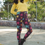 Leggings Estrellas coloridas sobre la morada oscura<br><div class="desc">Ilustraciones de estrellas en color púrpura lila,  azul turquesa brillante,  amarillo,  rosa magenta y naranja,  con un fondo morado oscuro en estas piernas estampadas,  son de estilo luminoso y audaz.</div>
