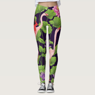 Leggings Flamingo, plantas tropicales, fondo negro.
