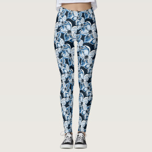 Leggings Flores azules y blancas en un fondo negro.