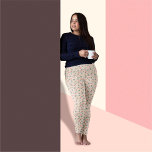Leggings Flores de jardín sobre fondo beige<br><div class="desc">Presentamos nuestras impresionantes leggings florales, perfectas para añadir un toque de elegancia a cualquier conjunto. Estas leggings, hechas con materiales de alta calidad y de gran extensión, ofrecen un confort y un ajuste halagador. El bonito diseño floral es llamativo y femenino, por lo que son perfectos para ocasiones casuales y...</div>