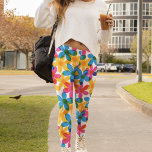 Leggings Flores Hippie Brillantes y Negrita Floral Retro<br><div class="desc">Añada un toque luminoso a su equipo con estas leggings estampadas. Tienen un estilo retro con grandes flores de pasto hippie superpuestas de amarillo intenso,  azul y rosa magenta. Los gráficos dibujados a mano están diseñados para imitar la impresión de estilo risográfico clásico</div>