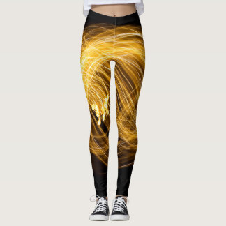 Leggings Fuego dorado funciona sobre fondo oscuro