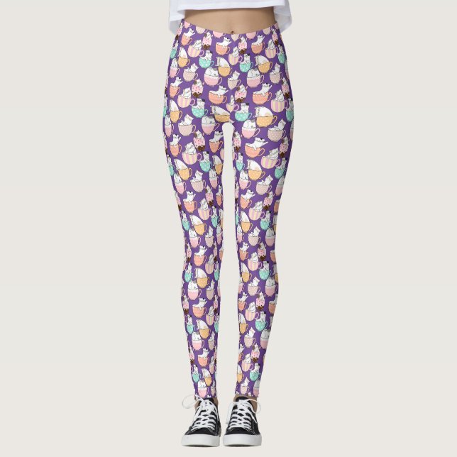 Leggings Gatos en tazas de café 01. Purple BG (Anverso)