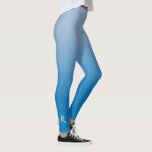 Leggings Gradiente azul claro a oscuro con un monograma ele<br><div class="desc">El gradiente elegante de luz a azul oscuro presenta un elegante monograma personalizado con una fuente decorativa blanca en la parte inferior de la pierna derecha. Personalízalo con tu inicial en la barra lateral. Añade un toque moderno a tu armario. Para ver el diseño mínimo de ombré en otros elementos,...</div>