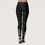 Leggings Guión inhalatorio negro y blanco<br><div class="desc">Estas leggings únicas en blanco y negro con las palabras "inhale" y "exhale" en una moderna letra cursiva manuscrita le distinguirán del resto.</div>