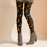 Leggings Halloween Bats Spiders Escandaloso Naranja negro<br><div class="desc">Este divertido diseño de Halloween usa un patrón aleatorio de murciélagos y arañas naranjas simples en un fondo negro clásico que se puede personalizar según el color que quieras. Este divertido diseño tiene un aspecto retro y se puede emparejar con cualquier parte superior durante todo el otoño y la temporada...</div>