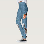 Leggings Ilustraciones de pescado de Koi en olas azules est<br><div class="desc">Estas leggings presentan grandes y audaces ilustraciones de peces koi en un estilo realista a los lados de la pierna. Los gráficos son de color naranja,  blanco y negro y se basan en un fondo con motivos geométricos sencillos que tiene el aspecto de olas oceánicas.</div>