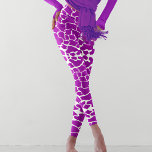 Leggings Impresión de jirafa púrpura<br><div class="desc">Estas leggings están bellamente diseñadas con un fascinante patrón de manchas de jirafa, ofreciendo una adición única y elegante a su armario. El patrón muestra los puntos distintivos y elegantes que caracterizan a las jirafas, creando un estilo sofisticado y llamativo. Las leggings están hechas con un tejido de alta calidad...</div>