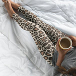 Leggings Impresión de Safari de tigre blanco<br><div class="desc">Las leggings de tigre blanco son una opción atrevida y de moda con un fondo verde intenso y un intrincado patrón de impresión de leopardo. La combinación única del llamativo color blanco con la clásica huella de leopardo crea una fascinante fusión de estética moderna y animalista. Estas leggings son versátiles,...</div>