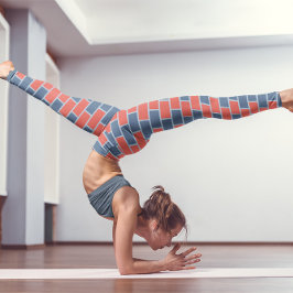 Leggings Las mujeres que hacen ejercicio de yoga en las pie