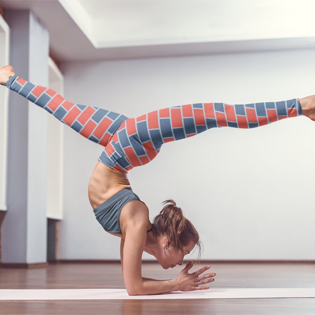 Leggings Las mujeres que hacen ejercicio de yoga en las pie (Subido por el creador)