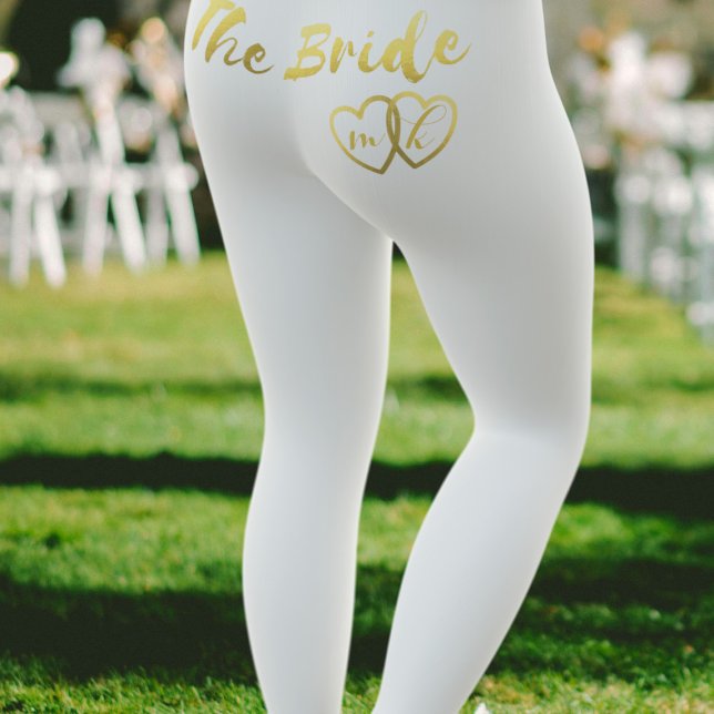 Leggings Las piernas de los Bodas del Monograma de Novia Go (Add your initials to the gold entwined hearts. Perfect leggings to wear at your bachelorette party)