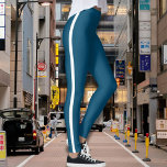 Leggings Leggencias azules con franja lateral blanca<br><div class="desc">Aumente su aspecto de ocio cotidiano con estas elegantes leggings azules, diseñadas con una fina franja blanca a cada lado para un atractivo deportivo y moderno. Ya sea que se dirija al gimnasio, haciendo recados o simplemente relajándose, estas leggings ofrecen una combinación perfecta de confort y estilo. El ajuste de...</div>