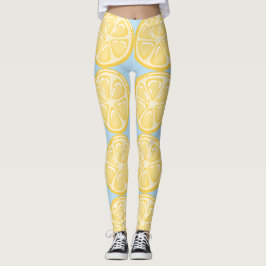 Leggings Lemones sobre las piernas de fondo azul pálido