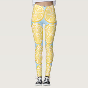 Leggings Lemones sobre las piernas de fondo azul pálido