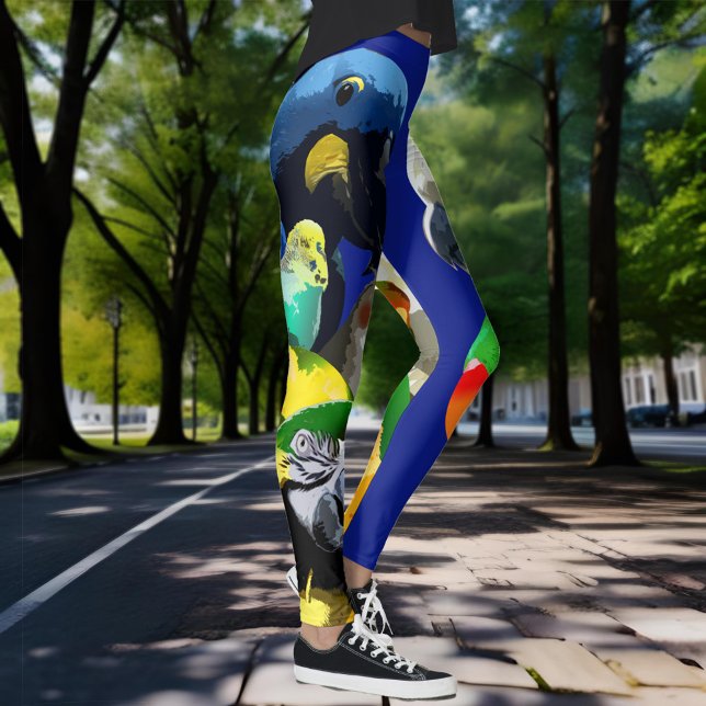 Leggings Los amantes de las aves tropicales coloridos loros (Parrot lovers leggings with assorted colorful pet bird species on vibrant blue background)