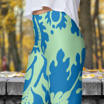 Leggings Magnífica impresión floral azul y verde<br><div class="desc">Estilo de elaboración de declaraciones: ¡Añada un toque de elegancia eterna a su aspecto cotidiano con estas leggings inspiradas en William Morris! El atrevido y colorido patrón los hace perfectos tanto para actividades activas como para salidas informales, mientras que su diseño elegante eleva todo el conjunto. Haga una declaración adonde...</div>