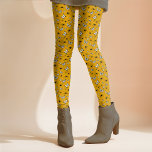 Leggings Mariposa araña Halloween Cottagecore<br><div class="desc">Este divertido diseño de Halloween de Cottagecore utiliza un patrón aleatorio de hermosas mariposas blancas y negras sobre un fondo amarillo de otoño dorado que se puede personalizar. Este divertido diseño complementa la fascinante atmósfera de la casa de campo con un toque perfecto de dulzura y espeluznante, y se puede...</div>