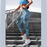Leggings Mármol azul con un rosa en cada pierna<br><div class="desc">Disfrute de estas únicas leggings de mármol azul con un rosa en cada pierna. Puedes cambiar tus jeans por estas leggings y usarlos para ocasiones diarias. O puedes llevarlos a tu sesión de yoga, actividades de fitness o correr. Encontrarás una bolsa de insignia a juego con el mismo diseño de...</div>