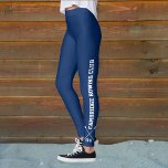Leggings Monograma del nombre de la torre de la cortadora d<br><div class="desc">Impresionantes leggings personalizados para usted o para todo su equipo de tripulaciones. El nombre de tu club sube las piernas y cruza los remos y tu monograma está colocado justo encima del tobillo. Puede cambiar el color de fondo para que coincida con el uniforme/color de su equipo - sólo tiene...</div>