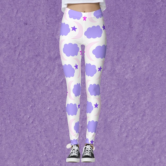 Leggings Moon Stars Nubes Patrón Púrpura Oscuro Pink (A pair of leggings with a moon, star and cloud pattern in pink and purple.)