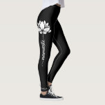 Leggings Namaste Lotus Flower Nombre personalizado moderno<br><div class="desc">Namaste Lotus Flower Modern Personalized Name Sports Fitness Yoga Leggings incluye una flor de loto con el texto "namaste" en escritura moderna de caligrafía con letras a mano y personalizada con tu nombre. Perfecto regalo para amigos y familia por cumpleaños, Navidades, Día de la Madre, mejores amigos, amantes del yoga,...</div>