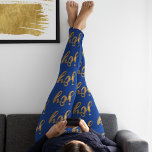 Leggings Navidades en tipografía de juguetes azul y oro<br><div class="desc">Salgan de alegría con estas lindas leggings de Navidades azules y dorados que presentan la palabra "alegría" en falso Relieve metalizado de oro en tipografía de escritura en un fondo negro. Puede personalizar fácilmente el color de fondo a su gusto. Ideal para hacer ejercicio en el gimnasio, hacer ejercicio, yoga,...</div>