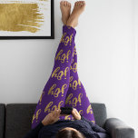 Leggings Navidades en tipografía de la yegua del oro morado<br><div class="desc">Salgan de alegría con estas lindas leggings de Navidades morados y dorados con la palabra "alegría" en Relieve metalizado de oro falso en tipografía de escritura sobre fondo morado. Ideal para hacer ejercicio en el gimnasio, el yoga, como pantalones de entrenamiento, para caminar o correr, o como ropa de salón...</div>