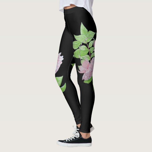 Leggings negro con estampado floral rosa grande y negrita (Izquierda)