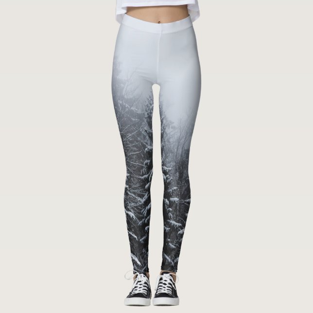 Leggings Niebla sobre bosque de abetos cubierto de nieve en (Anverso)