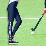 Leggings Nombre del equipo deportivo de hockey sobre hierba<br><div class="desc">A tu equipo de hockey le encantarán estas geniales leggings con el nombre de tu equipo corriendo a lo largo de ambas piernas. También puede añadir un monograma en la parte inferior - justo encima del tobillo (o borrar). Cambie el color de fondo para que coincida con los colores de...</div>