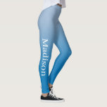 Leggings Nombre elegante en degradado de luz a azul oscuro<br><div class="desc">El gradiente de color azul claro a azul oscuro presenta un nombre personalizado en una elegante fuente serif blanca que baja por el exterior de la pierna derecha. Personalízalo con tu nombre en la barra lateral y añade un toque moderno a tu armario. Para ver el diseño de la moda...</div>