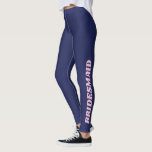 Leggings Noviaria Escuadrón Británico Fiesta de Bachelorett<br><div class="desc">Diseñadas para la máxima diversión pre-boda, estas leggings azul marino presentan letras en negrita "BRIDESMAID" en rosa suave a lo largo de la pierna. Ya sea que te prepares, que corras recados o simplemente descanses con la fiesta nupcial, estas leggings proporcionan una mezcla perfecta de confort y estilo. Las habitaciones...</div>