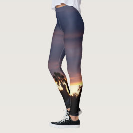 Leggings nubes oscuras al atardecer sobre las piernas