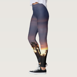 Leggings nubes oscuras al atardecer sobre las piernas