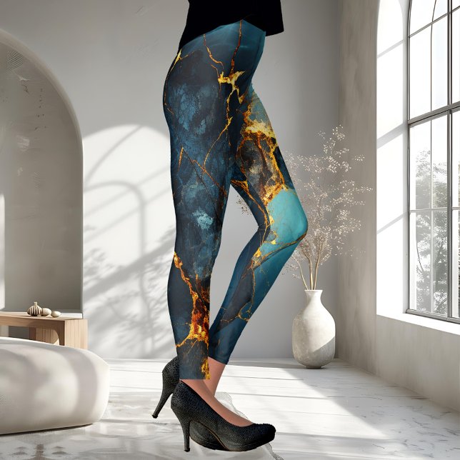 Leggings Ocher azul artificial veteado abstracto (Leggings featuring an abstract veined design in teal blue and warm ocher.)