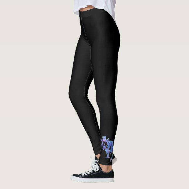 Leggings Orquídea azul sobre piernas negras (Izquierda)
