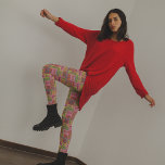 Leggings Palabras de Collage de Navidades retro de los años<br><div class="desc">Añada un toque vintage a su aspecto Navidad este año con estas leggings de estilo retro. Presentan un collage de saludos y dichos navideños en una paleta de colores de estilo setenta,  rosa,  naranja,  rojo,  verde y verde limón.</div>