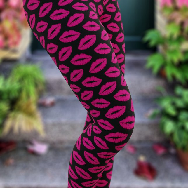 Leggings Palo de labios rosado caliente Kiss Levante Imprim (Hot pink lipstick kisses on a pair of black comfy leggings. Perfect for date night or Valentine's)