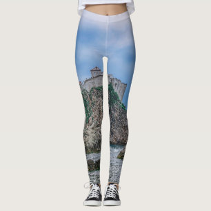 Leggings Paredes de fortaleza, costa rocosa y mar en Croaci