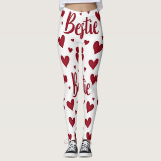 Leggings Patrón cardíaco con texto "Bestie" en rojo cursivo