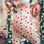 Leggings Patrón cardíaco El día de San Valentín rosa y azul<br><div class="desc">¡Celebra el amor con estas encantadoras leggings de patrón de corazón El día de San Valentín! Con una adorable mezcla de corazones rojos, rosas y azules esparcidos por un fondo crema, estas leggings son perfectas para difundir amor y alegría. Tanto si se relaja en casa, se dirige a una clase...</div>