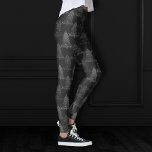 Leggings Patrón de árbol móvil | Sólo Navidades negros de S<br><div class="desc">¡Esta es la temporada para el alegre arte de llevar puesto! Moderno, oscuro y monótono atuendo de moda navideña. Este divertido diseño festivo incluye unos brillantes árboles de Navidad con una bandeja de pintura friki realzada con un purpurina metálico falso y un fondo sólido de perfil bajo que combina a...</div>