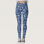 Leggings Patrón de arte folclórico del caballo de Dala azul<br><div class="desc">Las leggings festivas y divertidas que presentan un patrón de caballos de Dala suecos y decoraciones de estilo de arte folclórico son de estilo escandi fresco en azul y blanco invierno. Un par con un suéter de isla grande y chunco para un ambiente acogedor y elegante.</div>