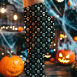 Leggings Patrón de calaveras y flores de Halloween<br><div class="desc">Entra en el espíritu de Halloween con estas exclusivas piernas del patrón de Halloween Skulls and Flowers. Con un impresionante diseño de calaveras y delicadas flores sobre un fondo negro, estas leggings ofrecen una perfecta mezcla de fantasía y belleza. Cómodas, extensas y llamativas, son ideales para llevar ropa informal, fiestas...</div>