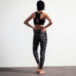 Leggings Patrón de caras de línea blanca y negra de resumen<br><div class="desc">Un diseño abstracto con dibujos en línea blanca de mujeres de diferentes caras aparece en un patrón moderno sobre un fondo negro.</div>